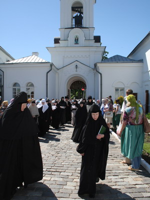 Встреча иконы с частицей мощей священномученика Константина в Спасо-Евфросиниевском монастыре